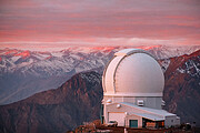 El telescopio SOAR con nieve en las montañas
