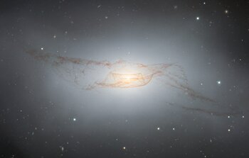 Telescopio Gemini Sur en Chile captura imagen de peculiar galaxia enredada en su propia red de brazos polvorientos