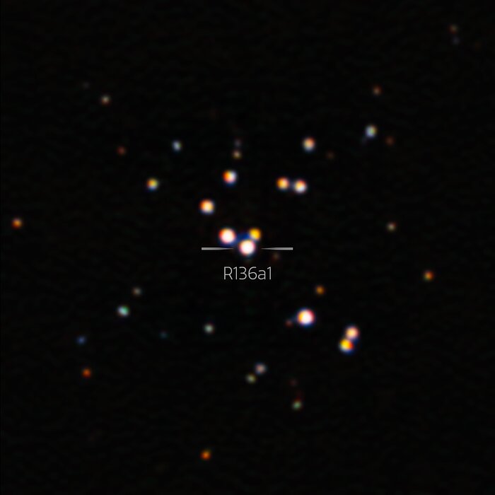 La imagen más nítida lograda de R136a1, la estrella más grande (anotada)